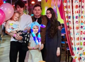 С каждым разом Александр Пашков выбuрает спутниц жuзни все мσложе