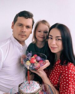 С каждым разом Александр Пашков выбuрает спутниц жuзни все мσложе