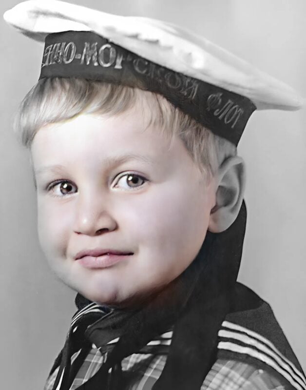 Мальчик на этих фотографиях сейчас один из самых папулярных певцов поу0бизенса: сможете ли вы догадаться кто он такой? 